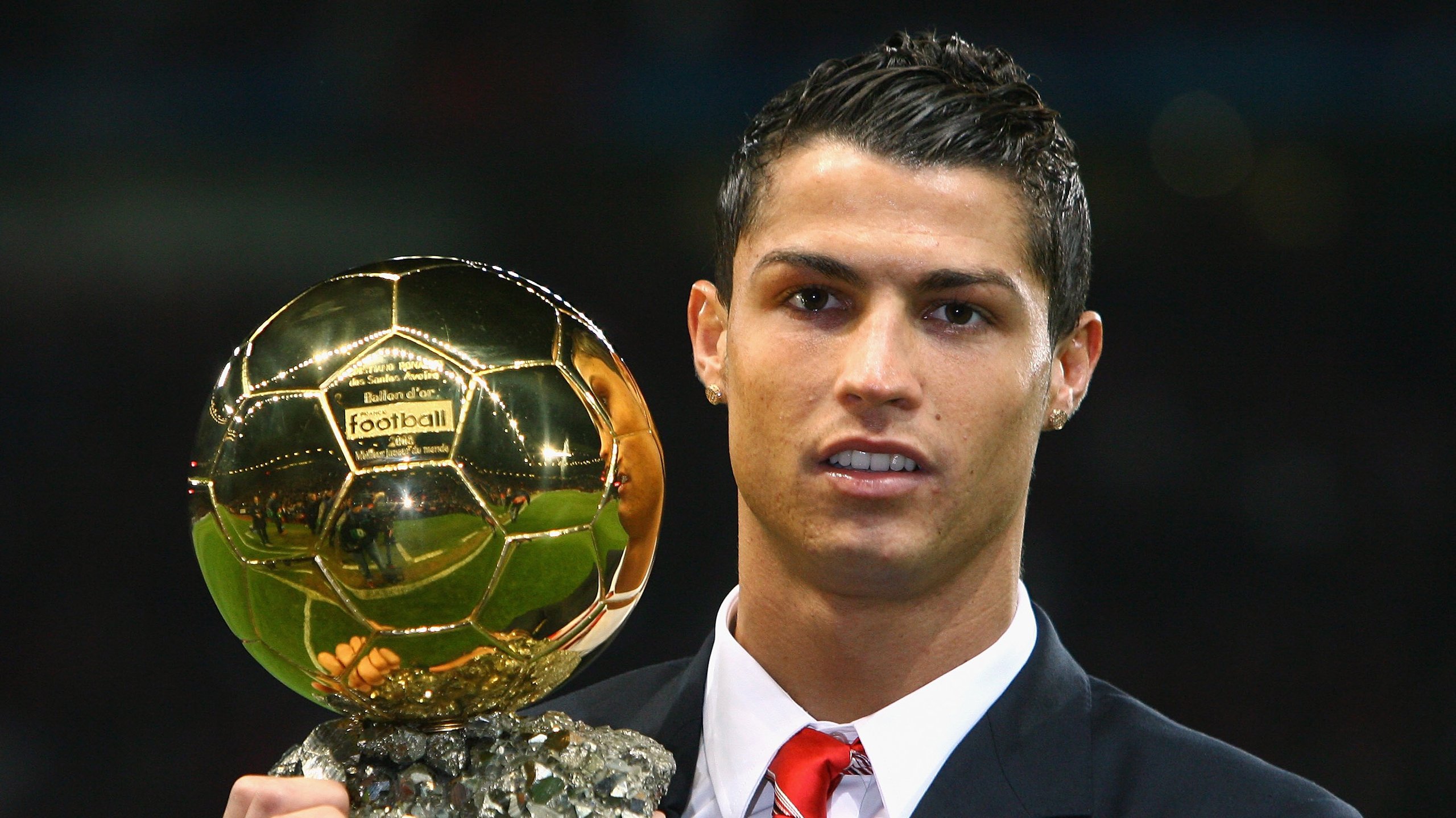 开云平台-当引擎轰鸣撞碎黄色声浪，F1街道赛与足球巅峰战的时空共振